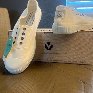 Slip on white Victoria tennis shoes